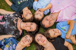 Famille visage par terre